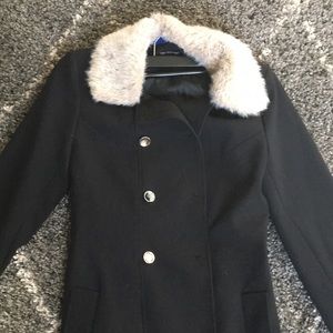 Women’s black pea coat with faux fur collar!